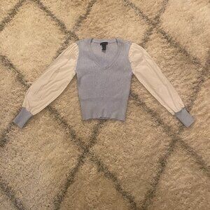 Design365 NWOT V neck Blue Sweater with White Dress Sleeves Size Small